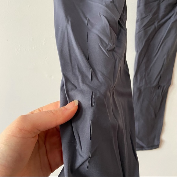 3/20$ Whisper leggings purple with calf cut outs - Picture 3 of 4